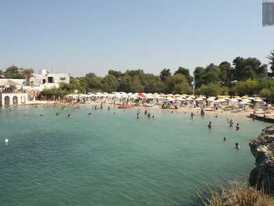 Ci chiediamo se c�� un modo per raggiungere almeno questa cala. Proviamo a darci una risposta